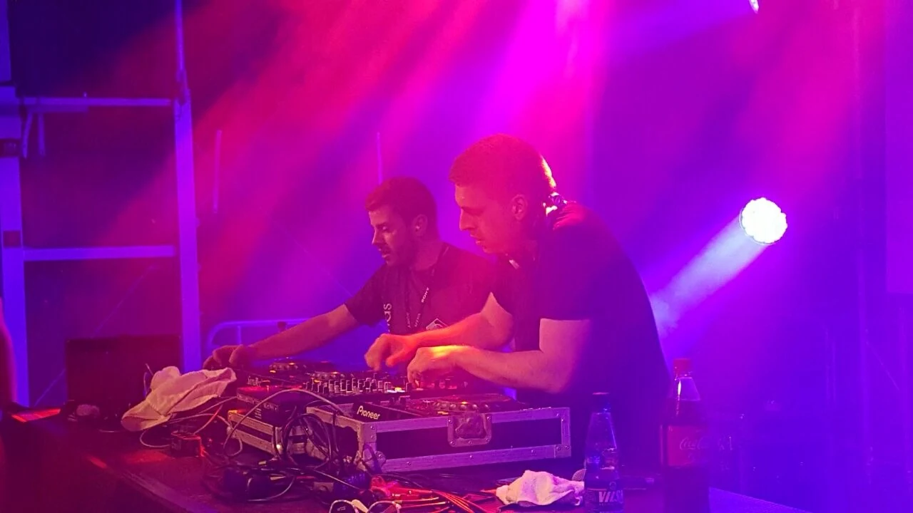 Zwei DJs konzentriert am Mischpult im Club.