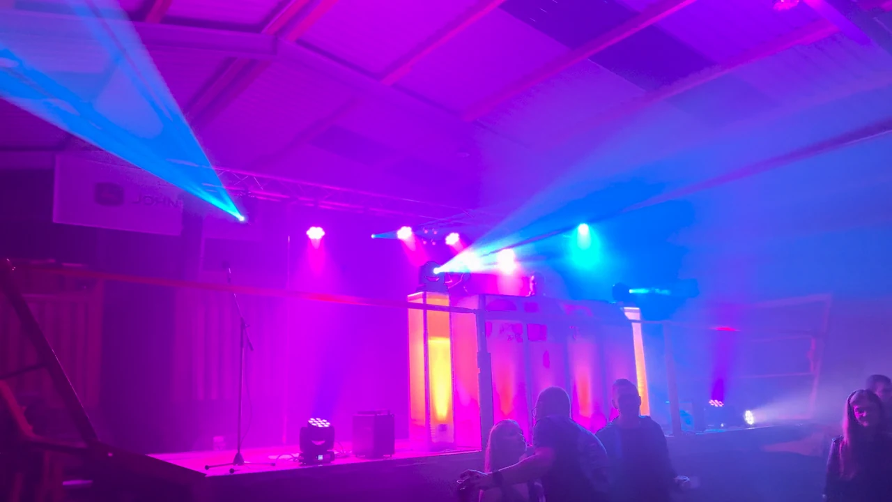 Lichtfächer und Scheinwerfer über einer echten Veranstaltung von North Sounds.